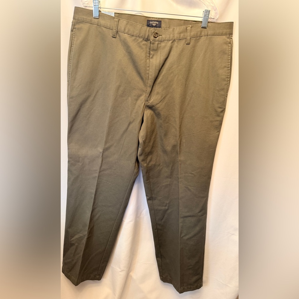 NWT Dockers Men’s 40x32 Flat Front Classic Fit Pants Stain Repellant Olive Green